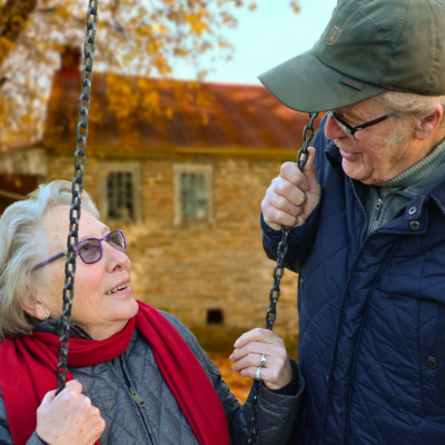 Seniorzy rozmawiający ze sobą